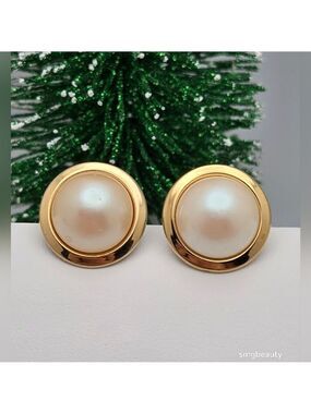 Faux Pearl Stud Pierced Earrings Classic Good Condition Gold Tone